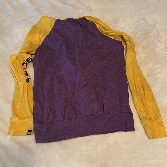Lakers long sleeve top size small - Picture 4 of 4